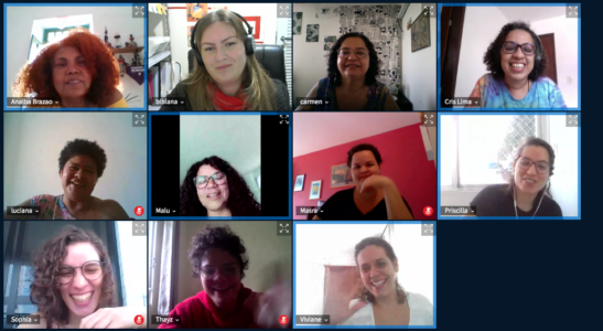 Foto de tela em plataforma de vídeo-conferência, onde estão 11 mulheres.