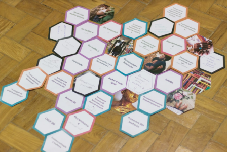 Montagem de diversas cartas em formato hexagonal com diferentes frases ou imagens.